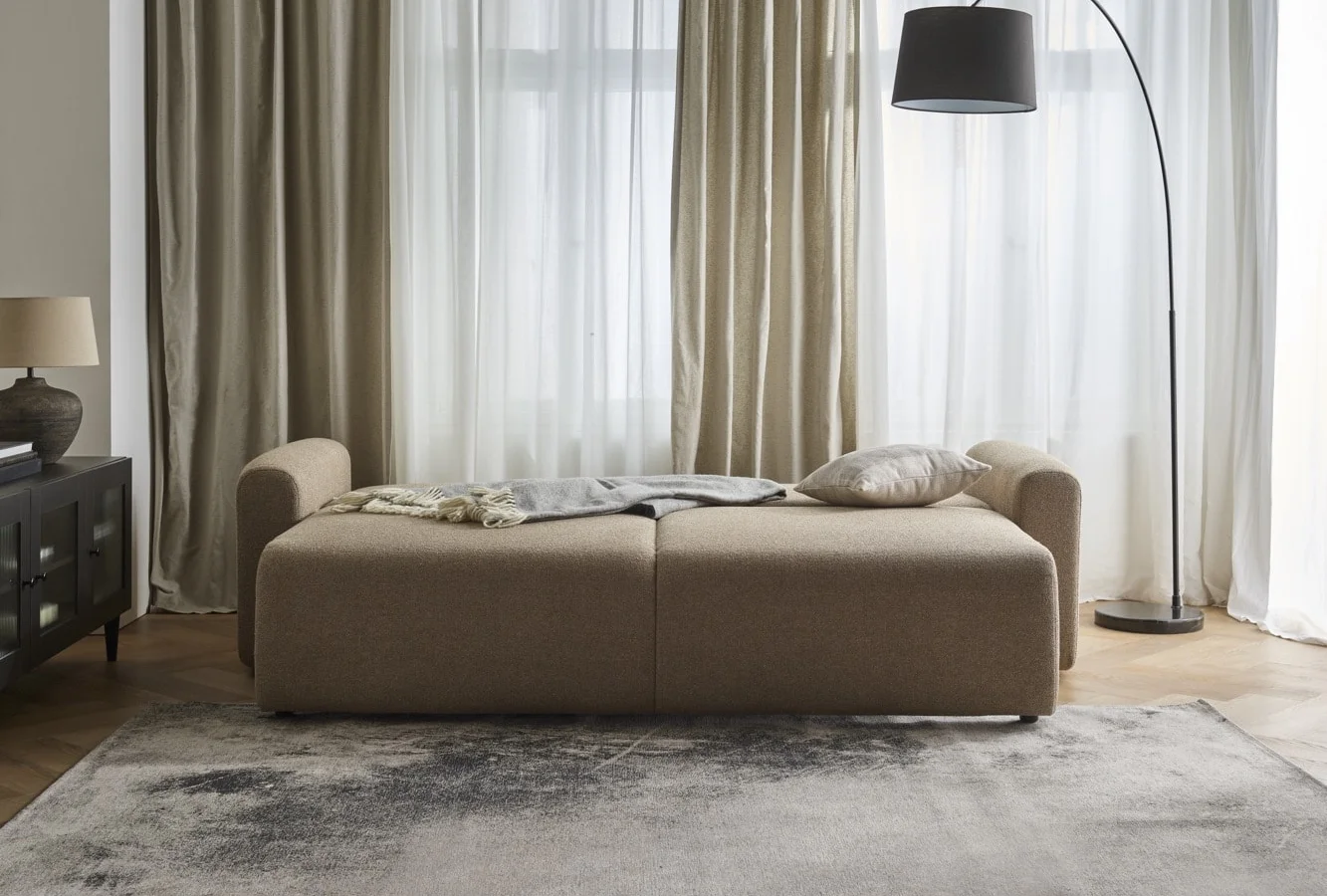  Rozłożona sofa w kompaktowych rozmiarach